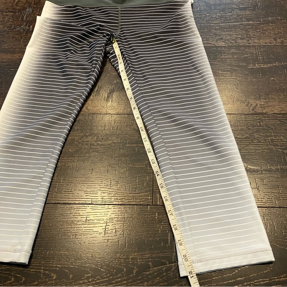 Gap Fit | Like new | Black, white & green leggings - Picture 8 of 8